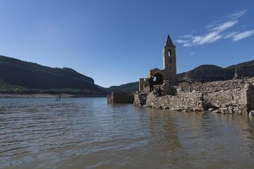 La gran sequía que sufre toda la península ha dejado al descubierto algunos tesoros. En el pantano de Sau, que ahora está al 30% de su capacidad, ha emergido el antiguo pueblo sepultado de Sant Romà que quedó inundado tras la construcción del pantano en 1963.