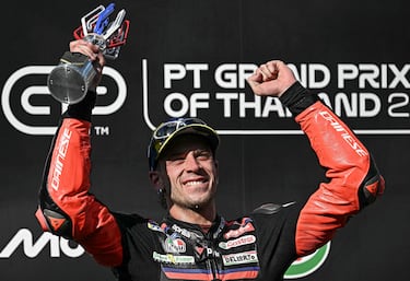 Marco Bezzecchi en el podio del Gran Premio de Tailandia de MotoGP.