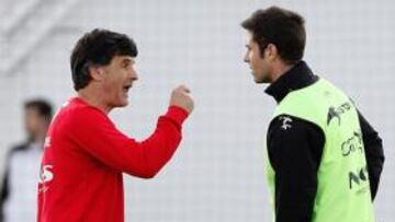 José Luis Mendilibar (izquierda), entrenador de Osasuna y Kike Sola (derecha).