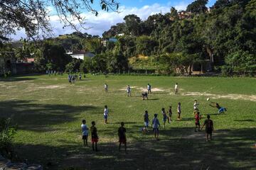 Robert Malengreau, fundador de la ONG UmRio, imparte clases de rugby a los jóvenes de la favela de Morro do Castro, en Niteroi, Río de Janeiro. Apoyando así a los más pequeños de las comunidades afectadas por el crimen y la violencia, para que puedan acce