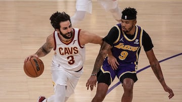 Ricky Rubio bota durante un partido entre Los Angeles Lakers.