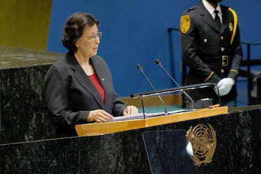 Forma de gobierno: República parlamentaria | Geerlings-Simons, del Partido Nacional Democrático de ideología nacionalista de izquierda, es una médica y doctora que es presidenta del país desde el 16 de julio de 2025. 


 