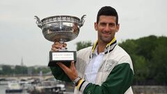 El tenista serbio de 36 años hizo historia tras conseguir ayer su 23º título de Grand Slam tras ganar a Casper Ruud en la final de Roland Garros. Hoy, ha posado con el trofeo en la ciudad de París, como es tradición. 