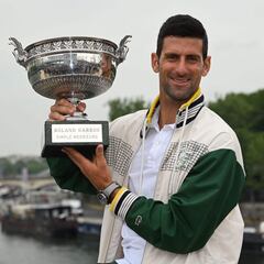 Novak Djokovic posa feliz con su Roland Garros