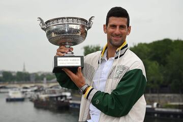 El tenista serbio de 36 años hizo historia tras conseguir ayer su 23º título de Grand Slam tras ganar a Casper Ruud en la final de Roland Garros. Hoy, ha posado con el trofeo en la ciudad de París, como es tradición. 