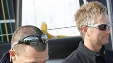 <B> RESIGNADOS. </b> Algunos de los tripulantes del "Movistar", a su llegada al puerto de Portimao.