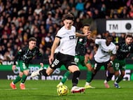 VALENCIA, SPAIN - JANUARY 10: Jose Luis Garcia 'Pepelu' of Valencia CF scores his team's first goal with a penalty kick during the LaLiga EA Sports match between Valencia CF and Elche CF at Estadi de Mestalla on January 10, 2026 in Valencia, Spain. (Photo by Alex Caparros/Getty Images)