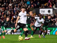 VALENCIA, SPAIN - JANUARY 10: Jose Luis Garcia 'Pepelu' of Valencia CF scores his team's first goal with a penalty kick during the LaLiga EA Sports match between Valencia CF and Elche CF at Estadi de Mestalla on January 10, 2026 in Valencia, Spain. (Photo by Alex Caparros/Getty Images)