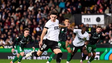 VALENCIA, SPAIN - JANUARY 10: Jose Luis Garcia 'Pepelu' of Valencia CF scores his team's first goal with a penalty kick during the LaLiga EA Sports match between Valencia CF and Elche CF at Estadi de Mestalla on January 10, 2026 in Valencia, Spain. (Photo by Alex Caparros/Getty Images)