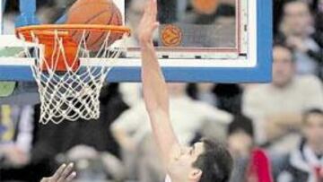 <b>SIN APOYOS. </b>Felipe Reyes dominó los tableros (15 rebotes), pero sólo Bullock le secundó en el Madrid.