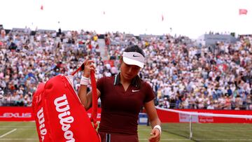 Tennis - Queen's Club Championships - Queen's Club, London, Britain - June 13, 2025 Britain's Emma Raducanu looks dejected after losing her quarter final match against China's Qinwen Zheng Action Images via Reuters/Andrew Couldridge TPX IMAGES OF THE DAY