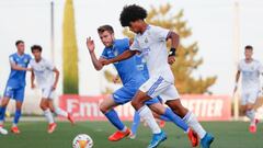 Una jugada del amistoso Real Madrid Castilla-Fuenlabrada.