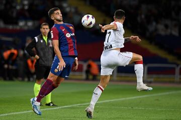 Ferr¨¢n Torres controla un bal¨®n ante Yuri Berchiche.