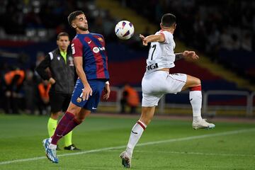 Ferrán Torres controla un balón ante Yuri Berchiche.