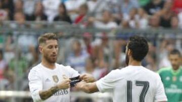 Ramos le entrega el brazalete de capit&aacute;n a Arbeloa