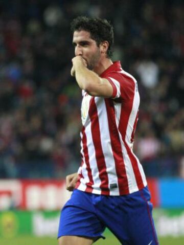 El centrocampista del Atlético de Madrid Raul Garcia celebra su gol, primero del equipo, durante el partido, de Liga en Primera División, que Atlético de Madrid y Getafe disputan esta noche en el estadio Vicente Calderón.