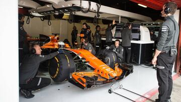 25/04/17 FORMULA 1 FORMULA UNO 
 MCLAREN BOXES MECANICOS 
 PUBLICADA 26/04/17 NA MA37 4COL