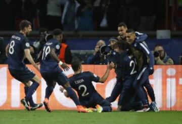 2-1. Adrien Rabiot celebró el segundo gol con sus compañeros.