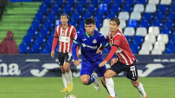 Aleñá disputa un balón durante el partido del jueves ante Chivas de Guadalajara.