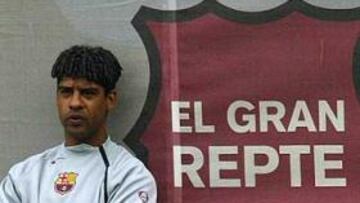<b>CON RIJKAARD POCO PUEDE HACER.</b> El defensa, caído en desgracia tras la derrota 5-1 en Málaga de hace dos temporadas, no cuenta para nada en los planes del técnico holandés.