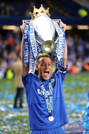 John Terry alza el título de Premier League de 2010.
4 Premiers League adornan el palmares de Terry. Pueden ser 5 si el Chelsea consigue el título este año