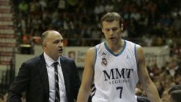 Pablo Laso y Martynas Pocius intercambian impresiones tras una sustitución.