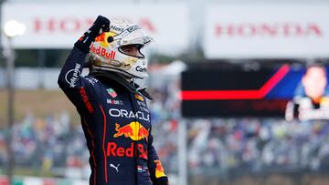 Verstappen, celebra su victoria en Suzuka.