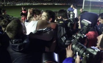 Palermo y Riquelme se abrazan tras ganar con el Boca Juniors la Copa Intercontinental del 2000 al Real Madrid por 2-1 en Japón. 
