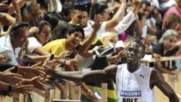 <b>SU ÚLTIMA CARRERA. </b>Bolt saluda a los espectadores de Mónaco, tras vencer el 22 de julio en 100 (9.88).