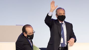 Florentino P&eacute;rez, presidente del Real Madrid, saluda a los asistentes a la Asamblea de Socios del club blanco de 2021.