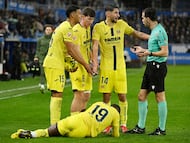 Villarreal's Uruguayan defender #15 Santiago Mourino, Villarreal's Spanish defender #06 Pau Navarro and Villarreal's Spanish midfielder #14 Santi Comesana speaks with Spanish referee Alejandro Quintero as Villarreal's Ivorian forward #19 Nicolas Pepe lies on the ground during the Spanish League football match between Deportivo Alaves and Villarreal CF at Mendizorroza Stadium in Vitoria on March 13, 2026. (Photo by ANDER GILLENEA / AFP)