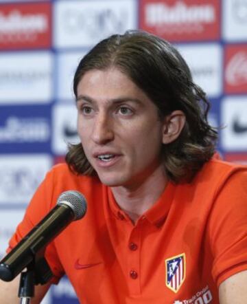 El lateral brasileño Filipe Luis, durante la rueda de prensa que ofreció en el estadio Vicente Calderón, después de llegar traspasado del Chelsea al Atlético de Madrid.