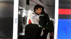 DAY001. DAYTONA (EE.UU.), 25/01/2018.- El piloto espa&ntilde;ol Fernando Alonso se re&uacute;ne con su equipo despu&eacute;s de la sesi&oacute;n de clasificaciones para la competencia Rolex 24 Horas hoy, jueves 25 de enero de 2018, en Daytona Beach, Florida (EE.UU.). Alonso saldr&aacute; decimotercero este s&aacute;bado en las 24 Horas de Daytona al cerrar hoy la sesi&oacute;n de calificaci&oacute;n con una demora de 925 mil&eacute;simas por detr&aacute;s del Cadillac del holand&eacute;s Renger Van der Zande. EFE/Gerardo Mora