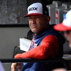 Who are the possible candidates to replace Tony La Russa as the Chicago White Sox manager?