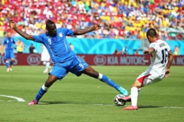 Mario Balotelli y Cristian Gamboa 