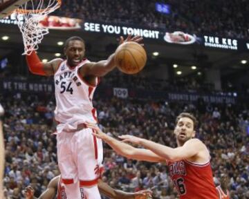 Patrick Patterson alcanza el rebote ante Pau Gasol.