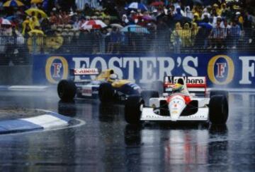 1991. El brasileño se alzó con su tercer y último título en el 91 por delante de pilotos como Mansell, Patrese, Berger, Prost o Piquet. En la imagen Ayrton Senna con el MP4/6 por delante del Williams Renault de Nigel Mansell en el circuito de Adelaida, Australia.