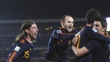 <b>LA PIÑA DEL GOL. </b>Cesc fue el primero en abrazar a Villa y luego llegaron todos, incluido Reina.