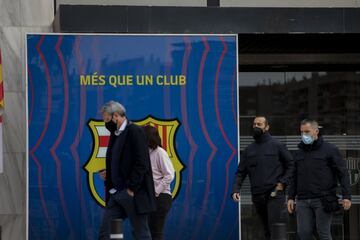 Los Mossos d'Esquadra están registrando las oficinas del FC Barcelona por orden de la Juez en el marco de la investigación del 'Barçagate'.