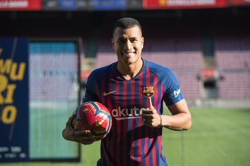 El central colombiano lleg cedido al Barcelona a mitad del curso 2018-19, donde jug cuatro partidos.