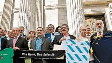 <b>REIVINDICATIVOS. </b>Diputados, ayer con camisetas de las selecciones del País Vasco, Galicia y Cataluña.