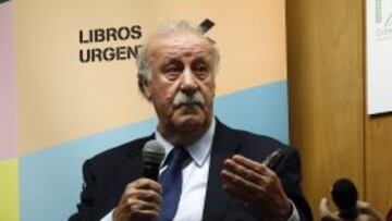 Del Bosque presentó el libro 'Prohibido Gritar' junto a Juanma Iturriaga, Lorenzo Silva y los autores Maira Cabrini y Juan José Mateo.