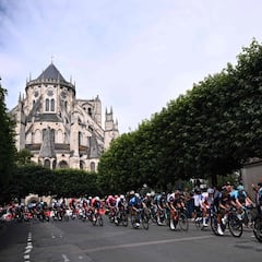 Matej Mohoric se lleva la etapa en Le Creusot