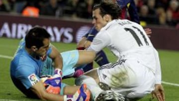 Claudio Bravo ante Gareth Bale en el Cl&aacute;sico de Espa&ntilde;a el domingo.