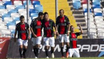 Los futbolistas árabes celebran el triunfo.