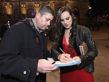 La boxeadora española Joana Pastrana, campeona del mundo, a su llegada a la Gala de As, donde fue premiada. En la imagen, firmando un autógrafo a uno de sus seguidores antes de la ceremonia.