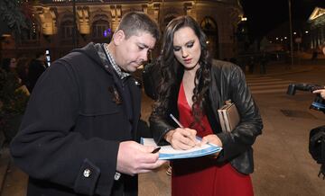 La boxeadora española Joana Pastrana, campeona del mundo, a su llegada a la Gala de As, donde fue premiada. En la imagen, firmando un autógrafo a uno de sus seguidores antes de la ceremonia.