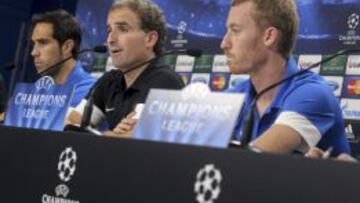 El entrenador de la Real Sociedad, Jagoba Arrasate (c), junto al jugador, David Zurutuza (d), y al guardameta, Claudio Bravo (i), durante la rueda de prensa previa al partido de vuelta de la clasificatoria para la fase de grupos de la Liga de Campeones, que disputan ma&ntilde;ana contra el Olympique de Lyon en el estadio de Anoeta.