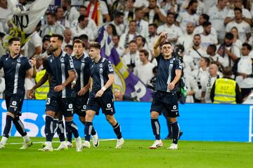 0-1. Ander Barrenetxea celebra el primer gol que marca en el minuto 4 de partido.