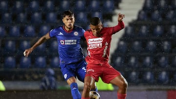 MEX2370. CIUDAD DE MÉXICO, (MÉXICO), 29/06/2024.- Carlos Salcedo de Cruz Azul (i) disputa un balón con Cristian Barrios (d) de América de Cali, durante un partido por la Copa Fundadores este sábado, disputado en el estadio de la Ciudad de los Deportes en Ciudad de México (México). EFE/José Méndez